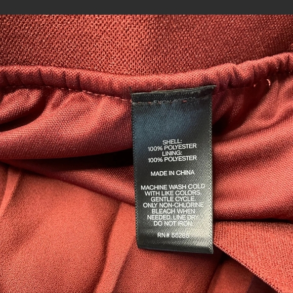 Burgundy pleated skirt - Picture 12 of 12